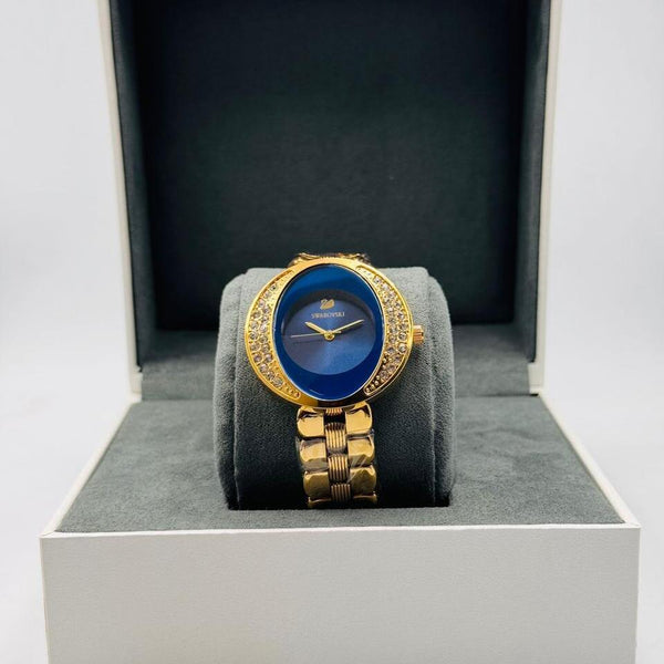 ساعة سواروفسكي الفاخرة باللون الذهبي مرصعة بكريستال بمينا الزرقاء