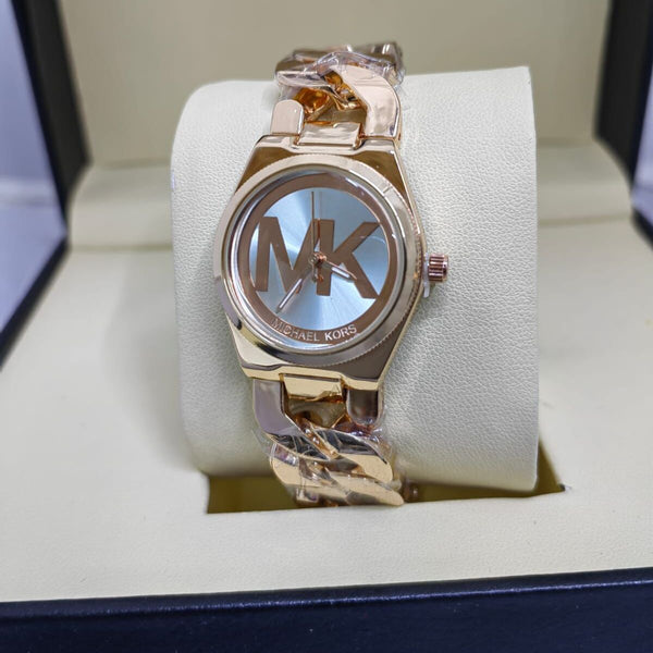 والمعروفة باسم MK قولد فاخرة بسوار عريض وشعار (مايكل كورس) ساعة مايكل كورس