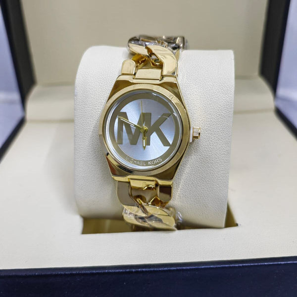 والمعروفة باسم MK الشهيرة بسوار عريض وشعار (مايكل كورس) ساعة مايكل كورس