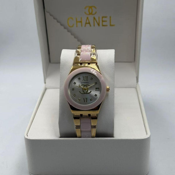 ساعة شانيل ذهبية فاخرة وسوار بلون وردي خزفي (شانيل).