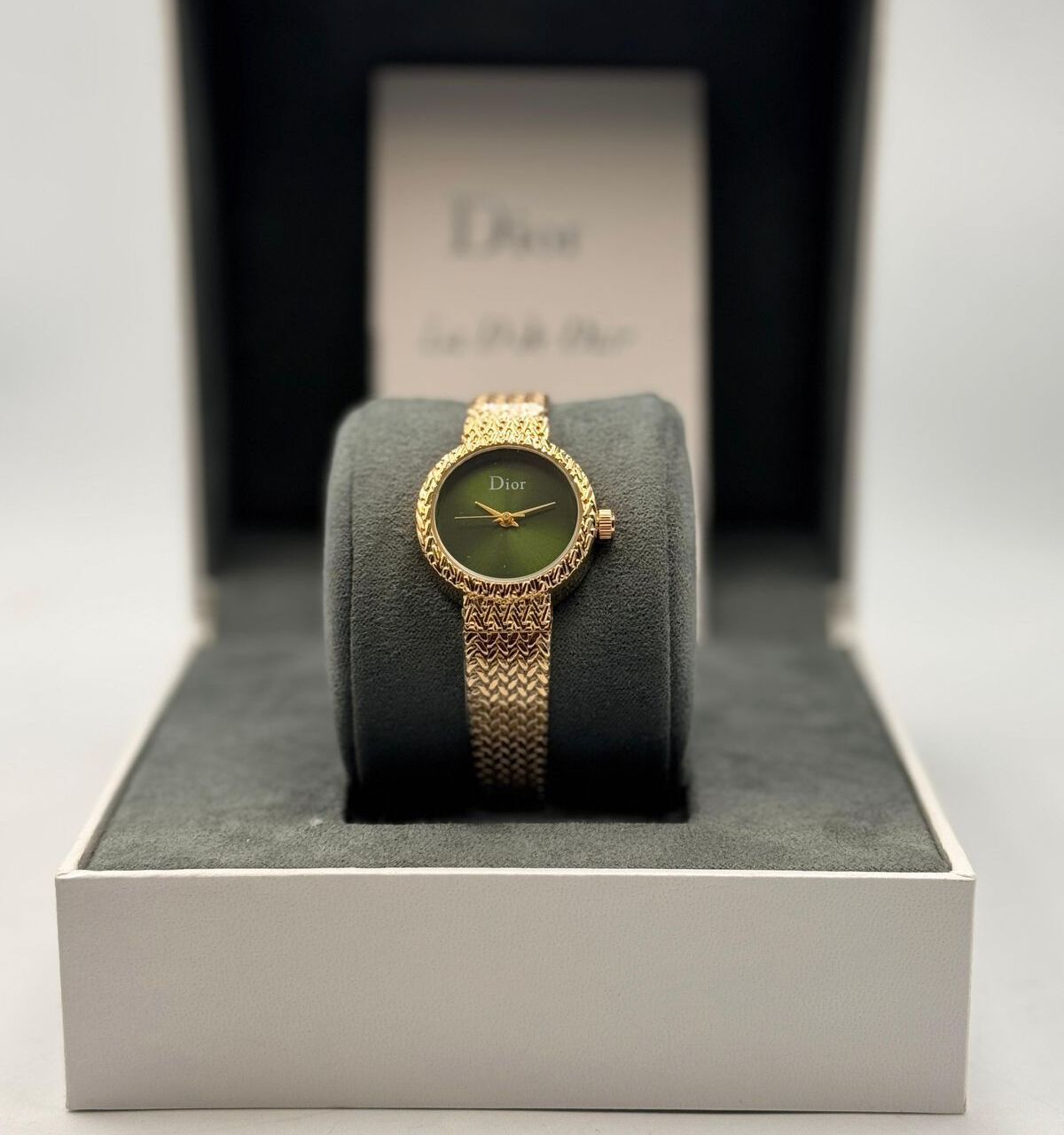 ساعة ديور ذهبية فاخرة بسوار شبكي ومينا باللون الأخضر (Dior).