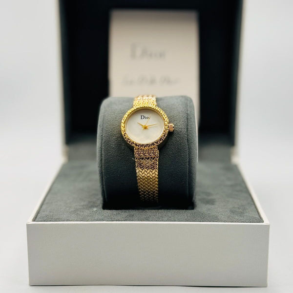 سيدة فاخرة بسوار شبكي ومينا عرق اللؤلؤ (ديور) ساعة ديور